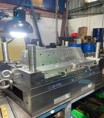 Khuôn quai thùng đá