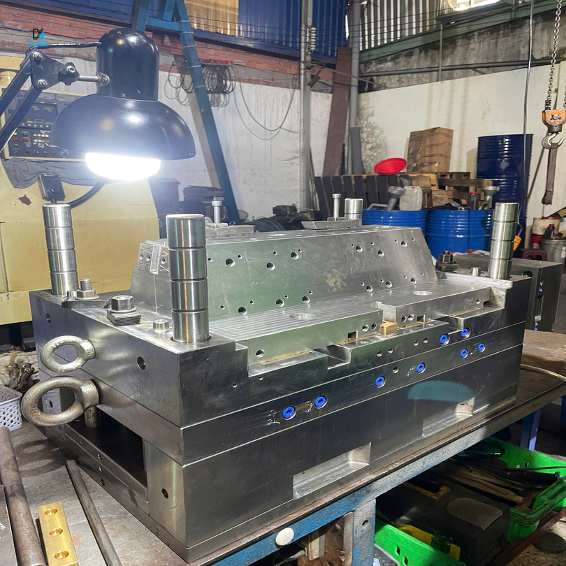 Khuôn quai thùng đá